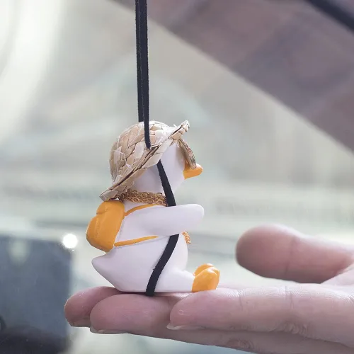 Vista 2 de Accesorios para colgar en el espejo del automóvil, lindo adorno de pato oscilante para el tablero de instrumentos (lentes de sol de espejo de patio)