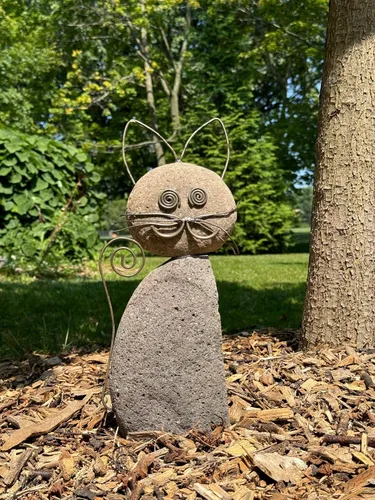 Vista 5 de Estatua de gato de piedra para exteriores (hecha a mano con rocas de río naturales) Decoración de escultura exterior de Happy Gardens para amantes