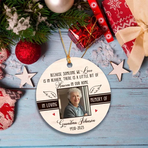 Vista 5 de Adorno de Navidad con texto en inglés "There is A Little Bit of Heaven in Our Home", en memoria amorosa de la foto, abuela, abuelo, adorno