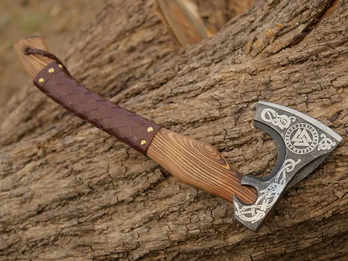 Vista 8 de ANCILLA Hacha vikinga de 16 pulgadas para camping, hecha de hoja de acero al carbono forjada a mano y mango de palisandro, el hacha viene con funda