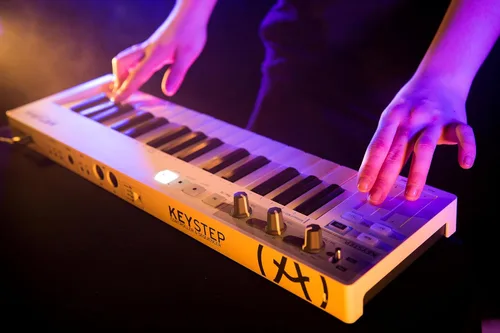 Vista 5 de Arturia KeyStep Controlador y secuenciador de 32 teclas USB/MIDI/CV Controlador de teclado