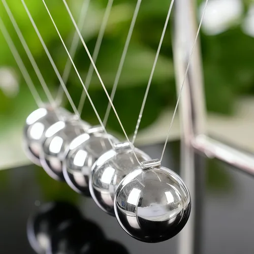 Vista 3 de Péndulo de Newton con Bolas de Equilibrio, Bolas Cinéticas Oscilantes con Base Negra, Herramienta de Aprendizaje Educativo de Ciencia Física