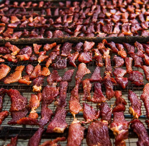 Vista 8 de Hi Mountain Kit de curación y condimento de cecina - CAJUN BLEND Bold Cajun flavor, Medium spicy heat, Perfect for beef and wild game jerky, Works