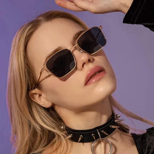 Vista 2 de Gafas de sol con protección UV para hombres, mujeres y niñas, diseño cuadrado de metal retro, gafas de sol vintage para viajes y actividades al aire
