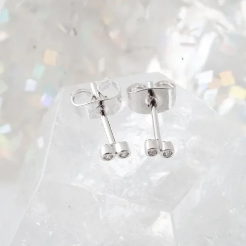 Vista 3 de HONEYCAT Aretes pequeños de doble cristal Joyería minimalista y delicada
