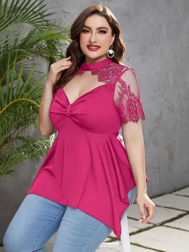 Vista 6 de OYOANGLE Blusa de manga corta para mujer, talla grande, cuello gargantilla de encaje con dobladillo asimétrico