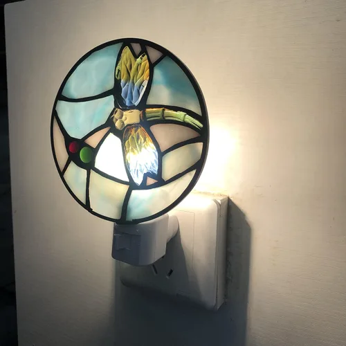 Vista 6 de Luz nocturna de libélula de vidrieras, luz de noche, adecuada para dormitorio, sala de estar, habitación de los niños, enchufe a la pared