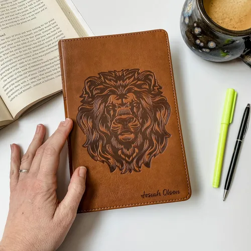 Vista 2 de Biblia ESV personalizada, marrón con un león en la portada, opción para personalizar con el nombre con letra a mano en la portada