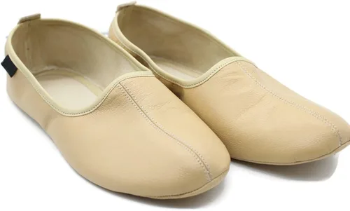 Vista 2 de Zapatillas de cuero de interior para mujer, color crema tradicional, zapatos de casa Babuche, mocasín