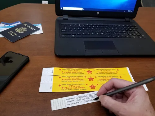 Vista 3 de Bandas de viajes identificatorias para niños Kenson, desechables, pulseras de identificación