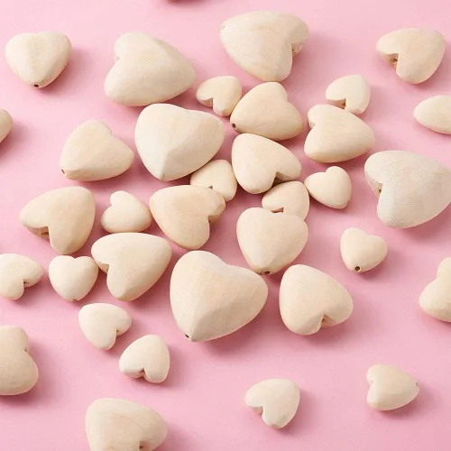 Vista 5 de KISSITTY 60 cuentas de corazón de madera natural, 3 tamaños, forma de corazón, sin pintar, cuentas espaciadoras de madera con agujero de 0.079