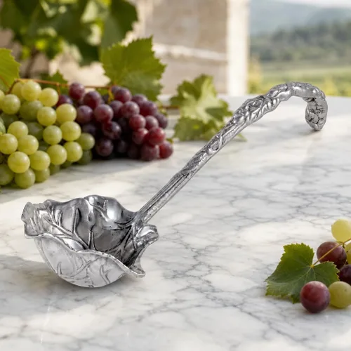 Vista 3 de Arthur Court Cucharón de aluminio con patrón de uva, elegante cucharón de ponche/sopa para entretener, 12 pulgadas de largo