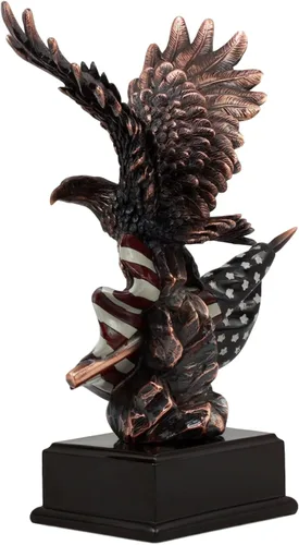 Vista 2 de Gifts & Decor Ebros Wings of Glory - Figura patriótica de águila calva que se aferra a la bandera estadounidense, bronce galvanizado, con base