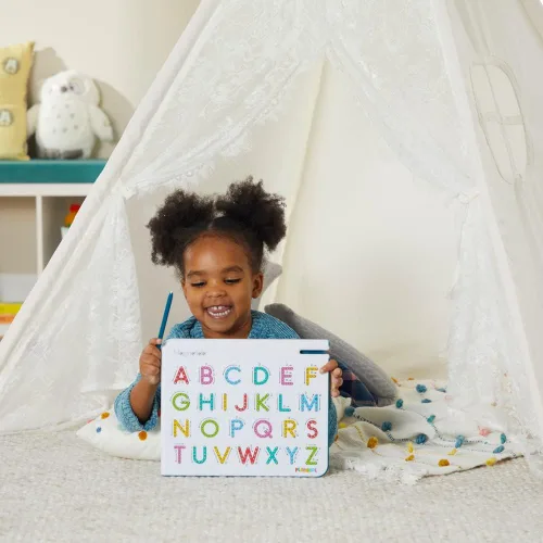 Vista 5 de Playskool Magnatab — Letras mayúsculas de la A a la Z — Tablero magnético de trazado de letras para niños pequeños y dibujo sensorial