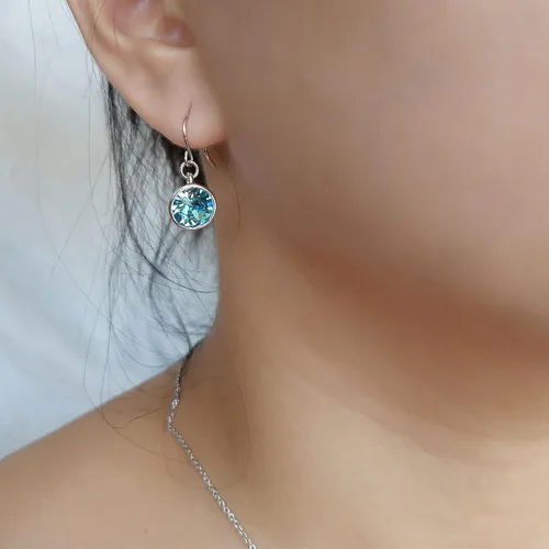 Vista 2 de UPSERA Aretes colgantes de cristal, aretes de cristal de piedras preciosas de imitación para mujer, aretes de gota chapados en rodio con piedras
