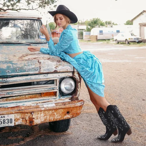 Vista 4 de SaraIris Botas vaqueras para mujer, botas vaqueras, botas occidentales, tacón grueso, punta puntiaguda, con diamantes de imitación bordados, botas