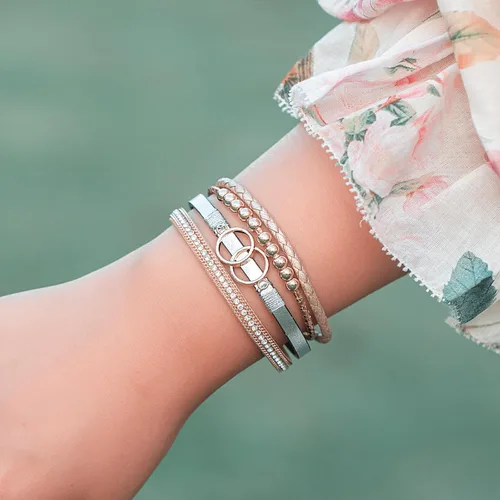 Vista 3 de FANCY SHINY Pulseras bohemias de cuero con cuentas doradas para mujer, apilables con cierre magnético