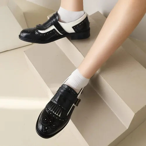 Vista 4 de PIVAPAM Zapatos Oxford negros y blancos para mujer con borla de charol y tacones bajos gruesos sin cordones en la punta de las alas de dos tonos