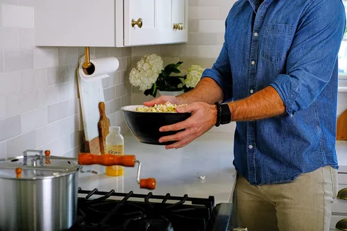 Vista 8 de Amish Country Popcorn - Paquete de palomitas de maíz color blanco bebé (bolsa de 6 libras) y de silicona azul Palomitas de maíz pequeñas y tiernas