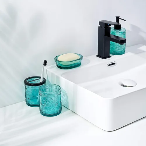 Vista 4 de Juego de 5 accesorios de baño de vidrio azul verde azulado y cesta de basura con patrón decorativo prensado, incluye dispensador de jabón de mano