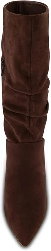 Vista 3 de CUSHIONAIRE Botas Porsha de tacón fruncido para mujer con espuma viscoelástica, anchos disponibles, Negro