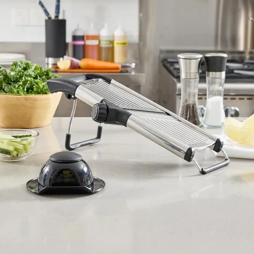 Vista 9 de Restaurantware Rebanadora de mandolina ajustable de acero inoxidable, cortador de verduras estándar alemán con protector de cuchilla, guantes