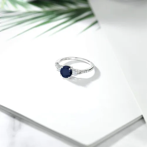 Vista 4 de Gem Stone King Anillo de compromiso de 3 piedras de oro blanco de 10 quilates con zafiro y zafiro blanco creado con 3 piedras para mujer
