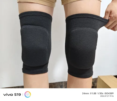 Vista 2 de Esponja antideslizante, rodilleras suaves y transpirables para hombres, mujeres, niñas y niños en negro, adecuadas para deportes como voleibol