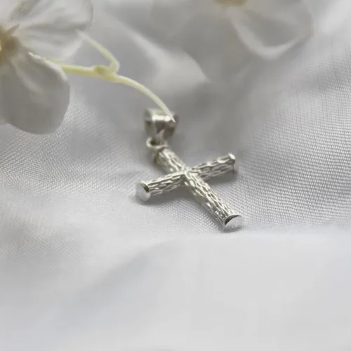 Vista 2 de Colgante de cruz de plata de ley 925 con textura de madera, joyería religiosa unisex
