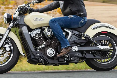 Vista 4 de Kuryakyn Control de pie de motocicleta 8965: controles medios para motocicletas Indian Scout 2015-19, negro