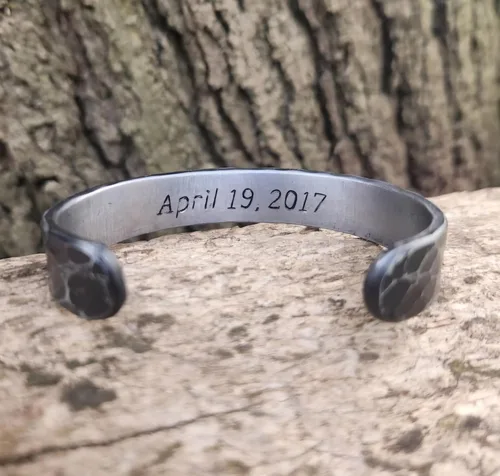 Vista 7 de Brazalete de hierro grabado, pulsera vikinga forjada a mano, hierro 6 y 11 aniversario, regalo para ella, regalo para él, joyería de estilo vikingo