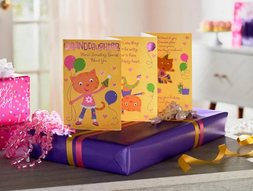 Vista 8 de American Greetings - Tarjeta de cumpleaños de gato para nieta (Te quiero mucho)