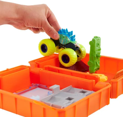 Vista 7 de Hot Wheels Monster Trucks Repostaje y pista de arranque para automóviles de juguete con bote de gas, incluye 2 vehículos, 4 años (HXT04)