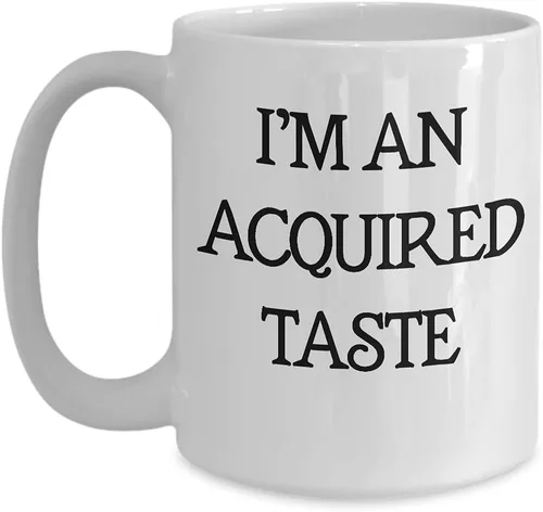 Vista 3 de Taza de café blanca con texto en inglés "I'm An Acquired Taste