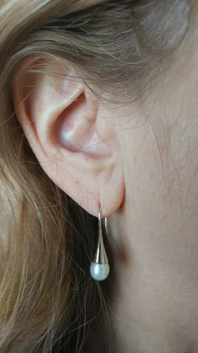 Vista 2 de LooptyHoops Aretes de plata de ley con perlas de agua dulce con gancho de gota de trompeta, colgante de perlas de agua dulce a juego en plata
