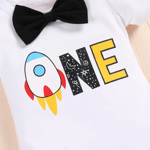 Vista 4 de IMEKIS Mameluco para bebé niño con diseño espacial para primer cumpleaños + pantalones cortos con tirantes, astronautas y accesorios para fotos