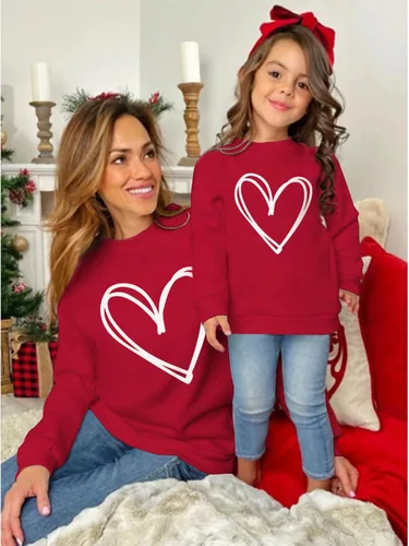 Vista 2 de BOUTIKOME Mommy and Me - Conjunto de San Valentín con estampado de corazón y corazón a juego, sudadera de manga larga