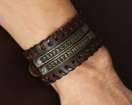 Vista 4 de Baldur Jewelry Pulsera de cuero genuino con placas de metal de runa vikinga Futhark para hombres y mujeres, envoltura ajustable, pulsera trenzada