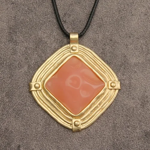 Vista 8 de Jeilwiy Collar de cuero para mujer, collar funky, gargantilla de cuerda con colgante, joyería de estilo bohemio
