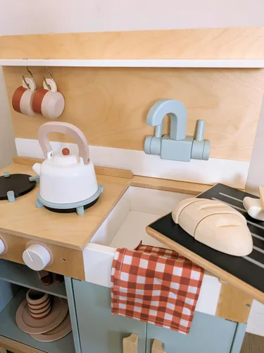 Vista 7 de Tender Leaf Toys Mini Chef Home Kitchen – Cocina de madera totalmente equipada con accesorios para cocinar – Desarrolla habilidades sociales