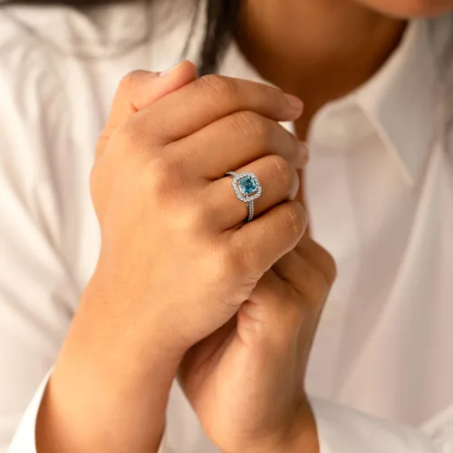 Vista 3 de Peora Anillo de topacio azul de Londres para mujer, oro blanco de 14 quilates con topacio blanco, piedra natal genuina, corte cojín de 1 quilate