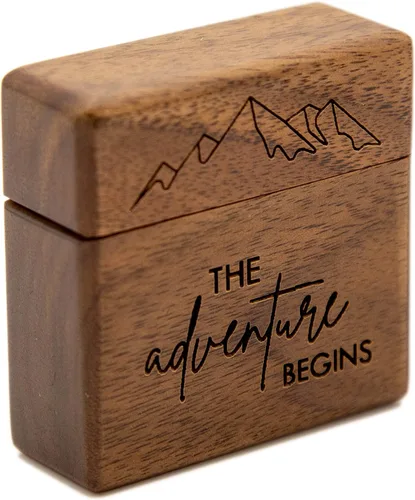 Vista 2 de MUUJEE The Adventure Begins - Caja de anillos de compromiso delgada de madera grabada para propuesta de compromiso aniversario de boda regalo