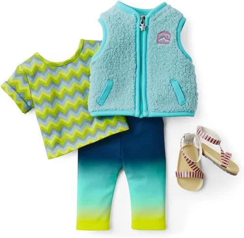 Vista 3 de American Girl Traje de campamento de Corinne's Girl of the Year 2022 para muñecas de 18 pulgadas con una camiseta de jersey de manga corta, chaleco