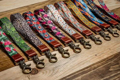 Vista 4 de Lindo llavero de muñeca con cordón de pulsera de cuero para mujer