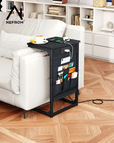 Vista 5 de Mesa auxiliar en forma de C con estación de carga rápida, mesa lateral pequeña para sofá con bolsa de almacenamiento, bandeja de TV para sofá