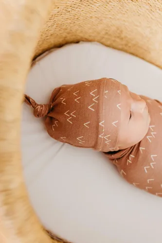 Vista 4 de Copper Pearl - Gorro de bebé con nudo superior elástico suave Rocky