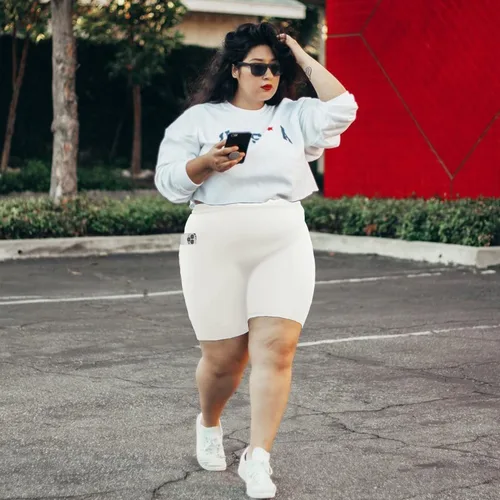 Vista 17 de MOREFEEL Pantalones cortos de ciclismo de talla grande de 8 pulgadas con bolsillos para mujer, cintura alta, control de abdomen, pantalones cortos