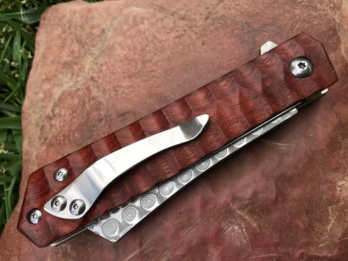 Vista 5 de TACTICAL GEARZ Navaja de bolsillo de Damasco para EDC, mango de palisandro, hoja recta de damasco con 67 capas y un núcleo VG10 (Rogue XS)
