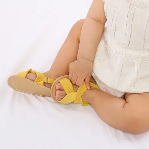 Vista 2 de Timatego Sandalias de verano para bebés y niñas con suela suave de flores para recién nacidos, zapatos de vestir para cuna