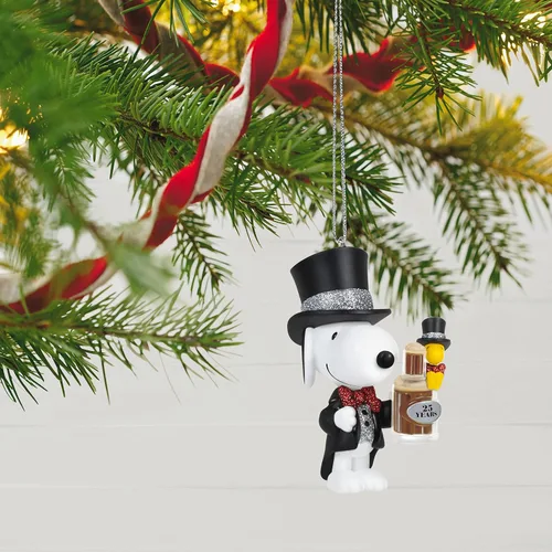 Vista 6 de Hallmark Keepsake Adorno de Navidad 2022, Peanuts Spotlight en Snoopy Edición Especial 25 Aniversario